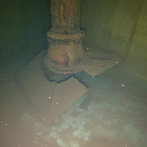 Sprinklertank-Inspektion: Betontank, 15 Jahre – Flansch Rohrschelle Schwere Ablagerungen Bodensicht Tankinspektion