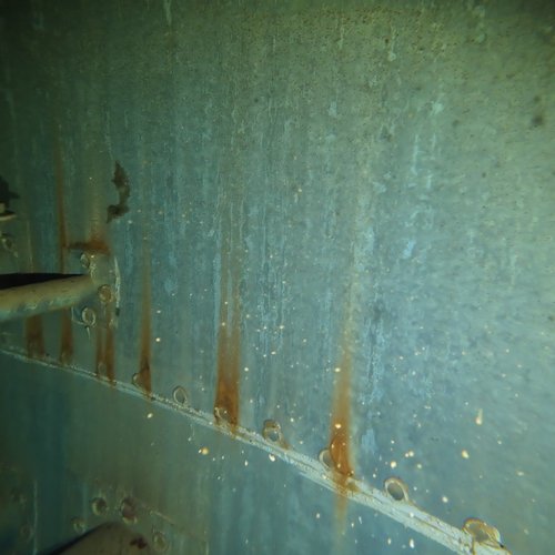 Sprinklertank-Inspektion: Stahltank, 10 Jahre – Rohrschelle Korrosion Bodensicht Nahaufnahme